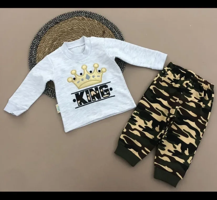 Set pentru băieți KING – hanorac și pantaloni camuflaj