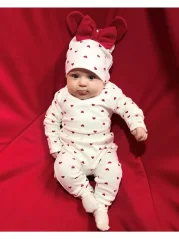 Completo din 3 pezzi con cuoricini – body, pantaloni e cappellino