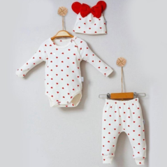 Completo din 3 pezzi con cuoricini – body, pantaloni e cappellino