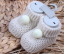 Scarpine in maglia con pompon per neonato bianco