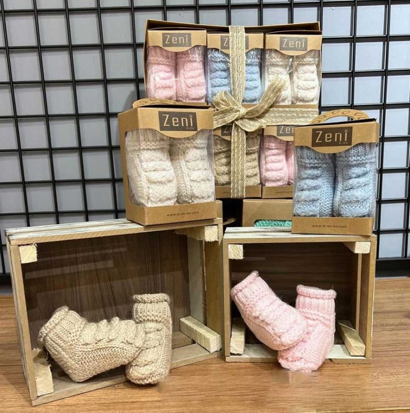 Botosei crosetati pentru bebelusi roz cu model
