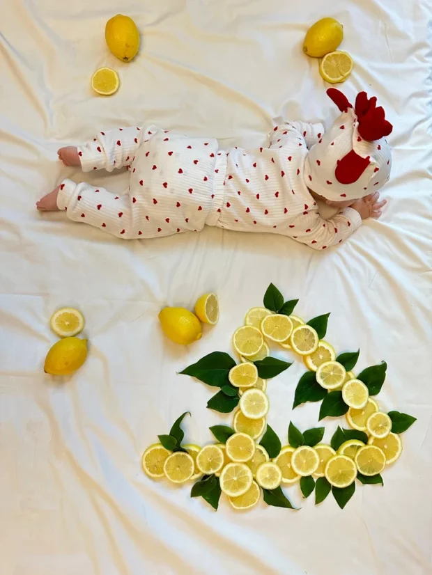 3-dílná dívčí souprava srdíčka – body, kalhoty a čepička