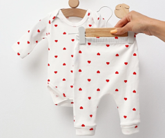 Completo bimbi 2 pezzi – body e pantaloni con cuoricini